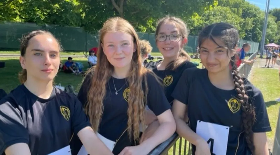 Quattro studentesse della Abbey Park High School sono insieme su un prato all'aperto.