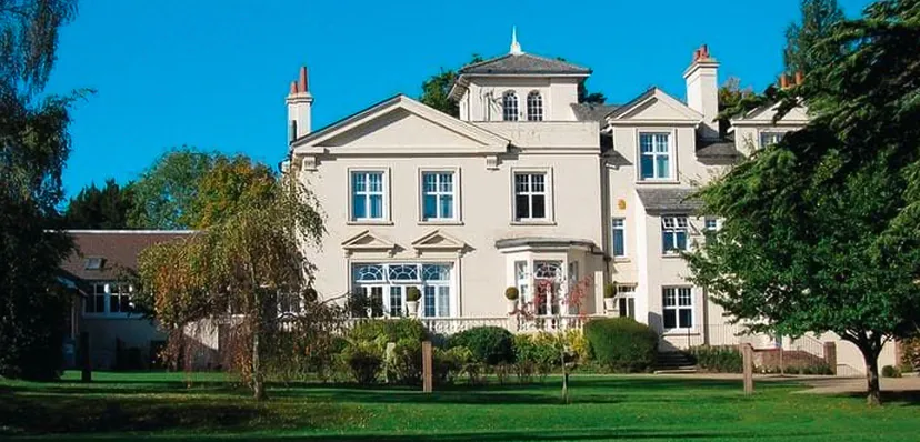 L'edificio scolastico a più piani della Burgess Hill Girls è circondato da aree verdi e da un prato ben curato.