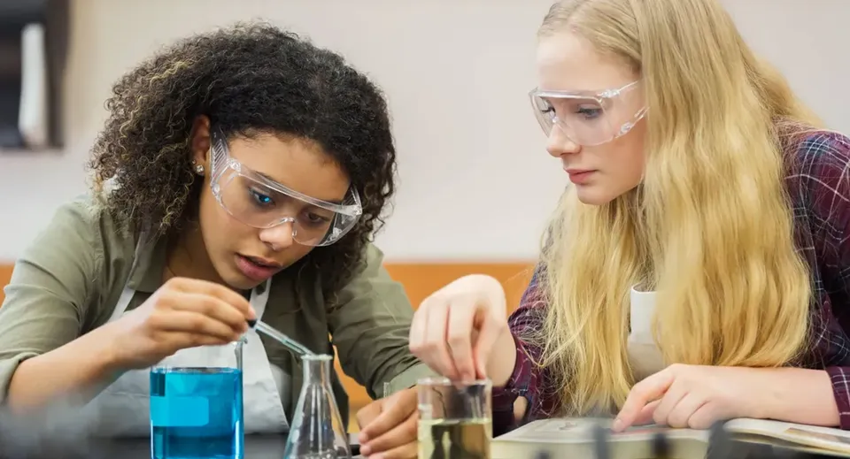 Due studentesse dell'Our Lady's College si concentrano su un esperimento scientifico in laboratorio.