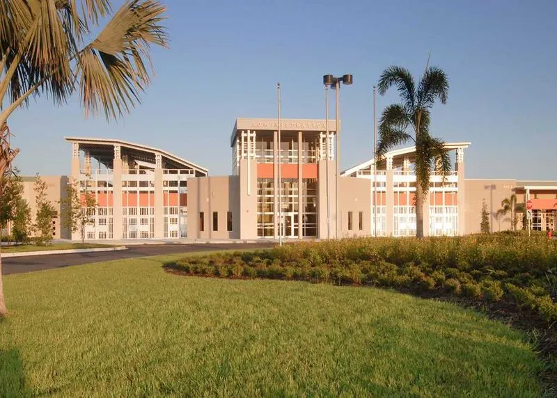 Gebäude einer amerikanischen High School mit Palmen