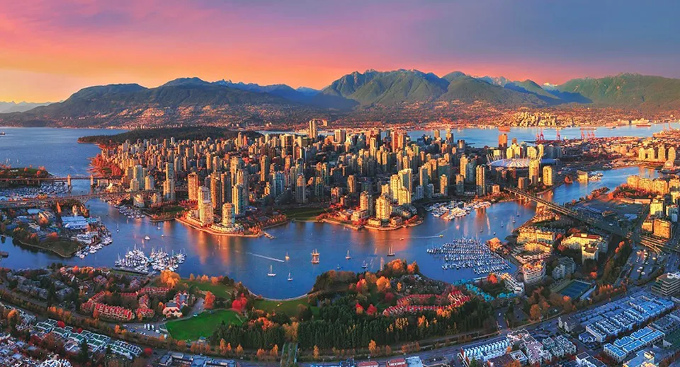 Foto aerea della città con montagne e porto al tramonto vicino alla Nanaimo District Secondary School.