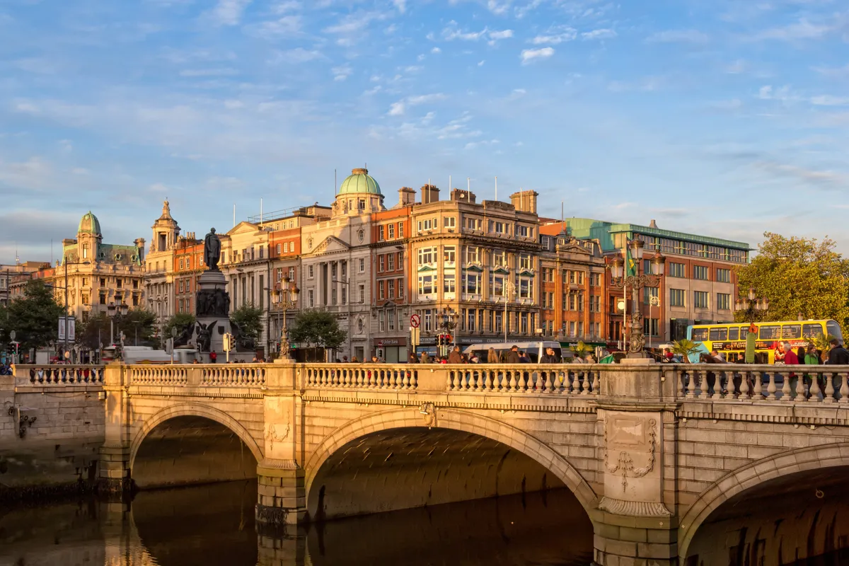 Puente de piedra sobre el río Liffey en Dublín con los edificios históricos del centro al fondo
