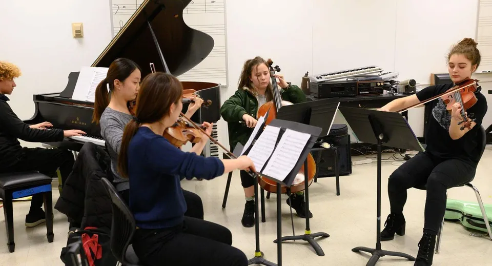 Studenti della Cairine Wilson Secondary School suonano insieme diversi strumenti nell'aula di musica.