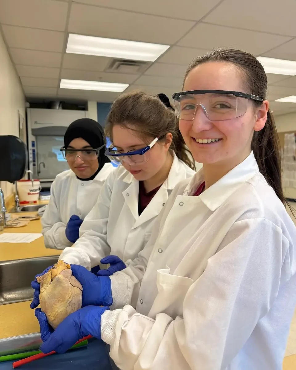 Tre studentesse della École secondaire publique Maurice Lapointe lavorano insieme in un laboratorio.