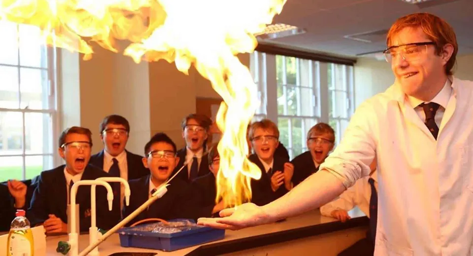 Studenti della Merchiston Castle School eseguono un esperimento con una fiamma nel laboratorio di scienze.