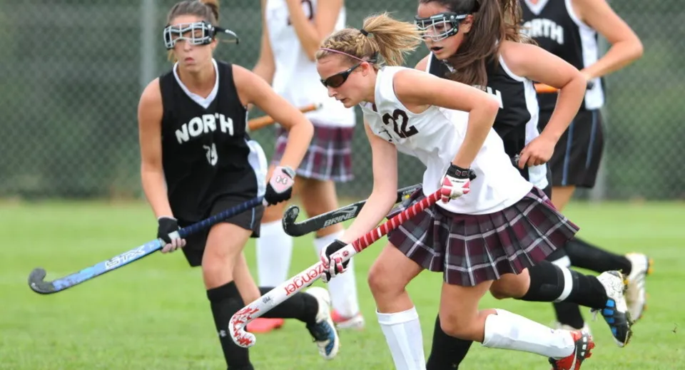 Un gruppo di giocatrici di hockey gioca una partita competitiva sul campo del Virginia College.