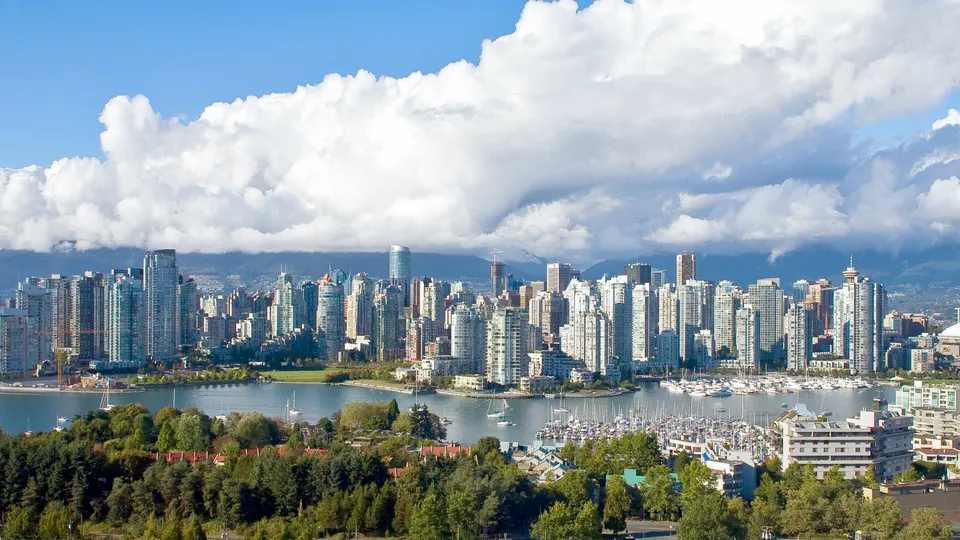 Un paesaggio urbano con grattacieli e aree verdi sullo sfondo del LaSalle College Vancouver.