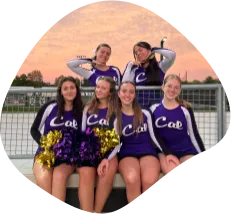 Cheerleader-Team auf dem Sportplatz einer amerikanischen High School