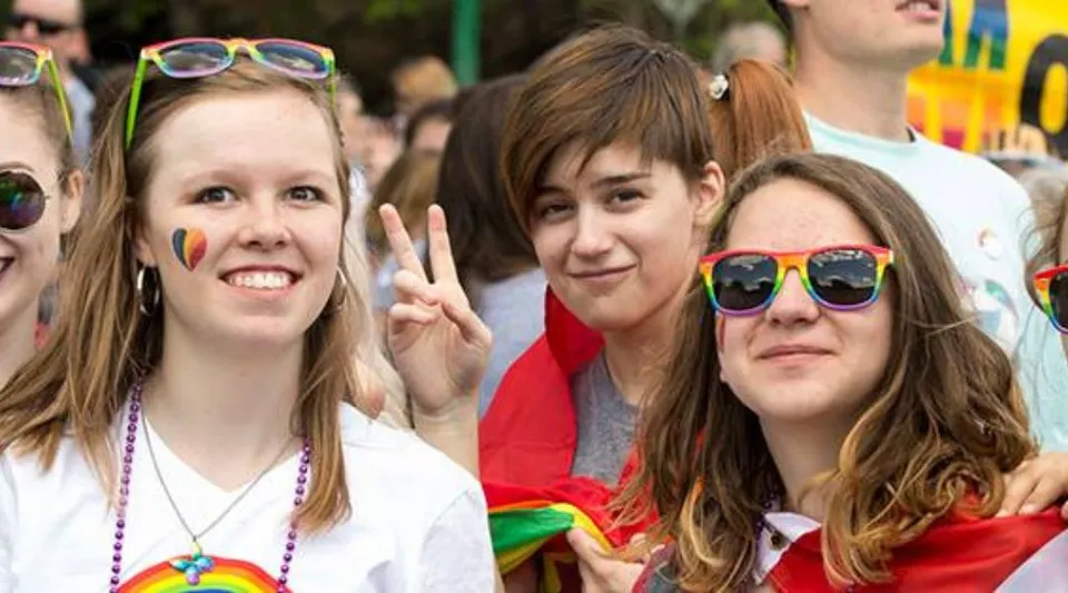 Gli studenti del Centennial Collegiate festeggiano insieme durante un evento vivace con occhiali da sole colorati.