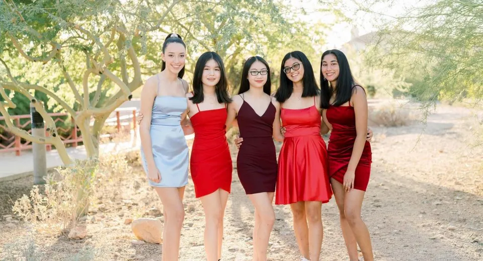 Cinque studentesse del Scottsdale Unified School District posano con abiti corti all'aperto.