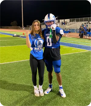 Cheerleaderin und Footballspieler beim Flutlichtspiel