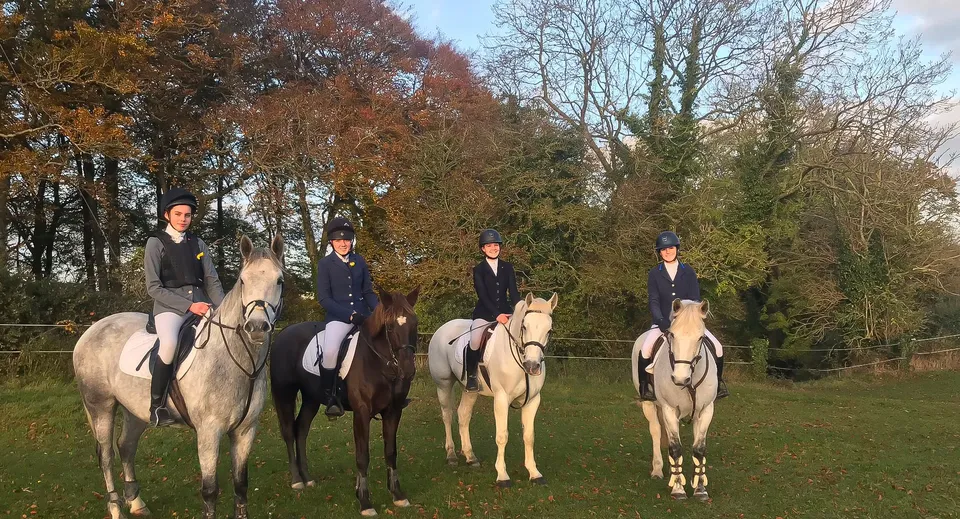 Studenti della Presentation Secondary School a Tipperary vanno a cavallo all'aperto in un contesto naturale.