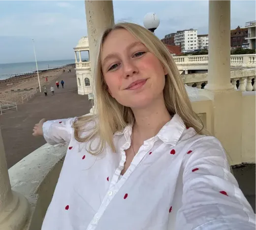 Ann-Kathrin macht ein Selfie auf einer Strandpromenade in England
