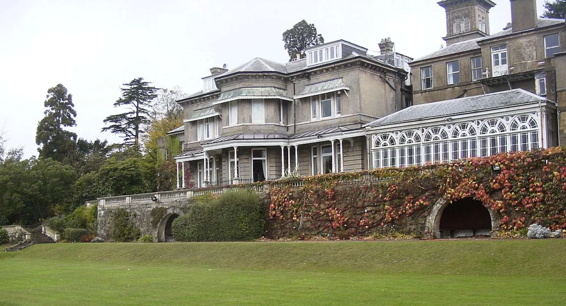 La villa storica nella proprietà della Beechwood Sacred Heart School è circondata da prati verdi e da una recinzione in ferro battuto.