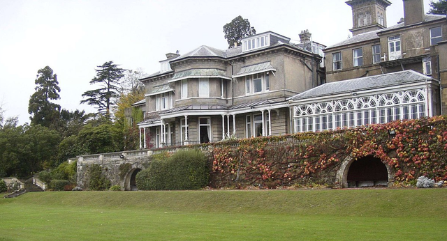 La villa storica nella proprietà della Beechwood Sacred Heart School è circondata da prati verdi e da una recinzione in ferro battuto.