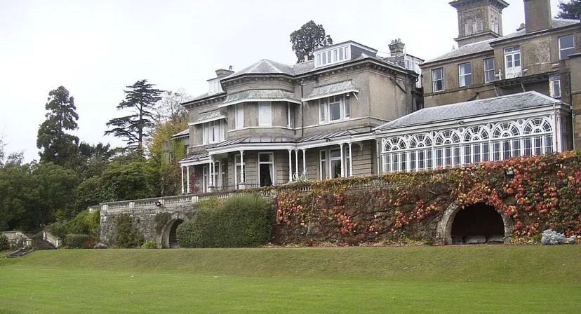 La villa storica nella proprietà della Beechwood Sacred Heart School è circondata da prati verdi e da una recinzione in ferro battuto.