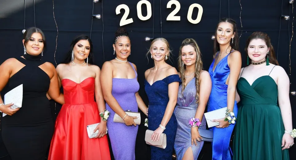 Sei studentesse del Caloundra Christian College posano davanti a uno sfondo con l'anno 2020 al ballo di fine anno.