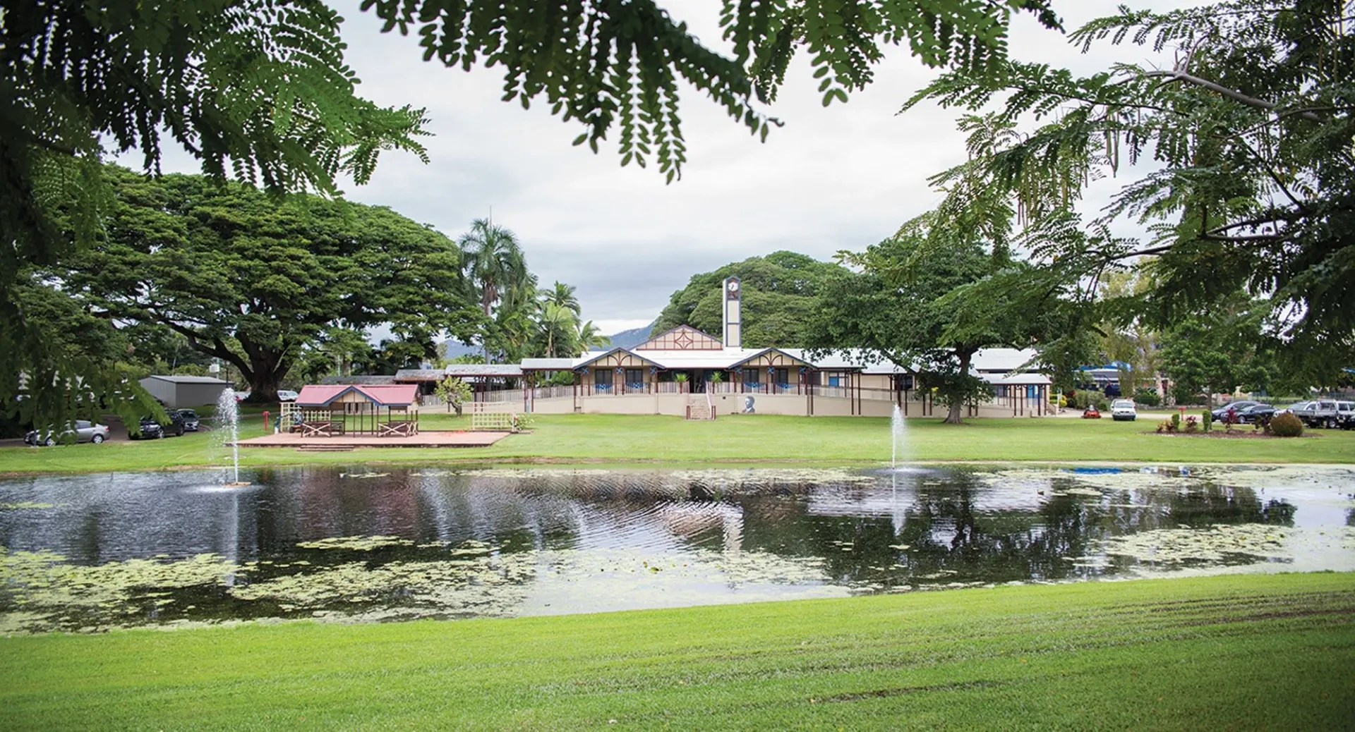Il parco con un laghetto e una struttura in legno nel campus della Cathedral School of St Anne & St James.