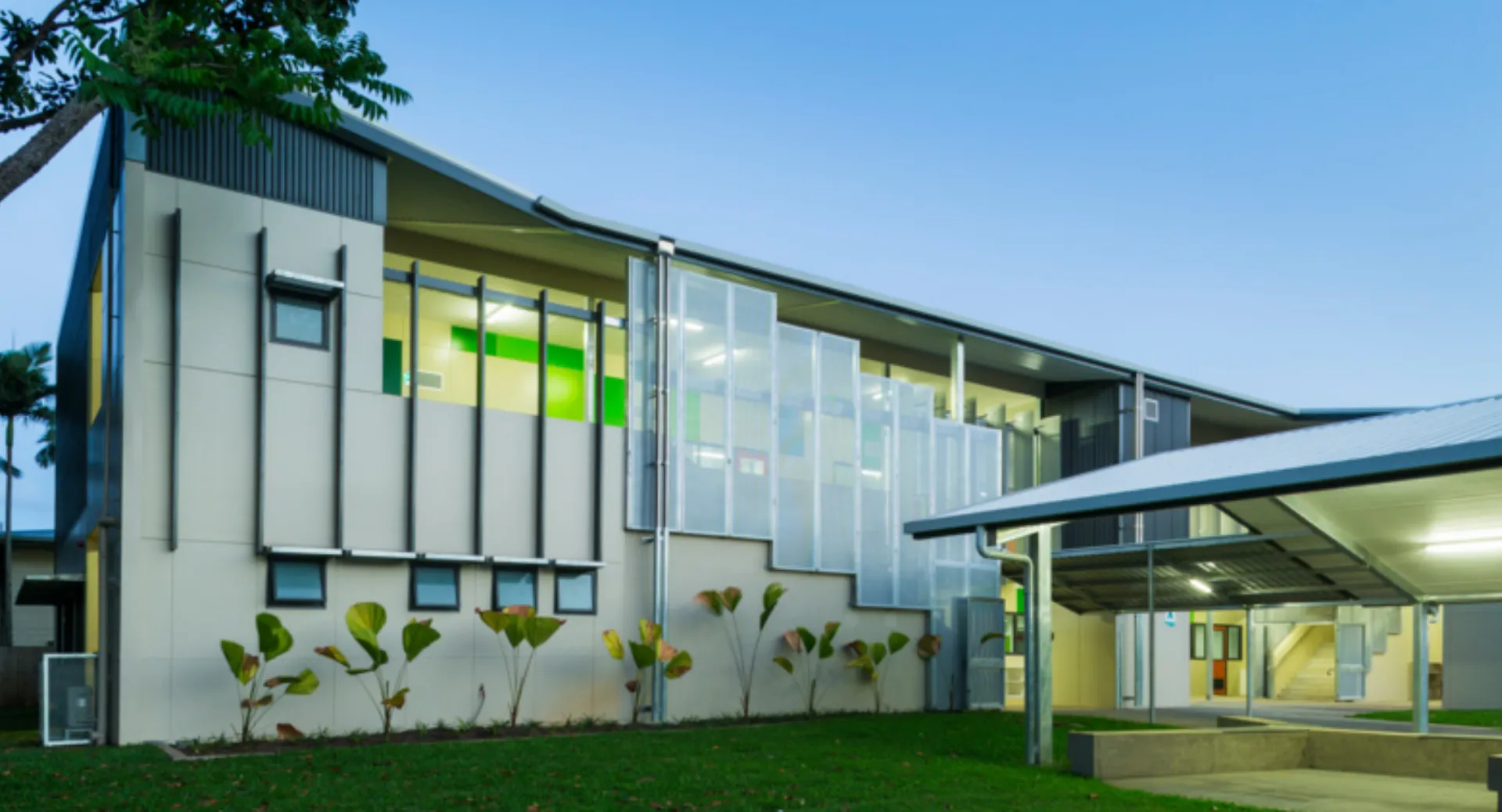 L'edificio moderno a più piani con facciata in vetro e dettagli colorati nel campus del Moate Community College.