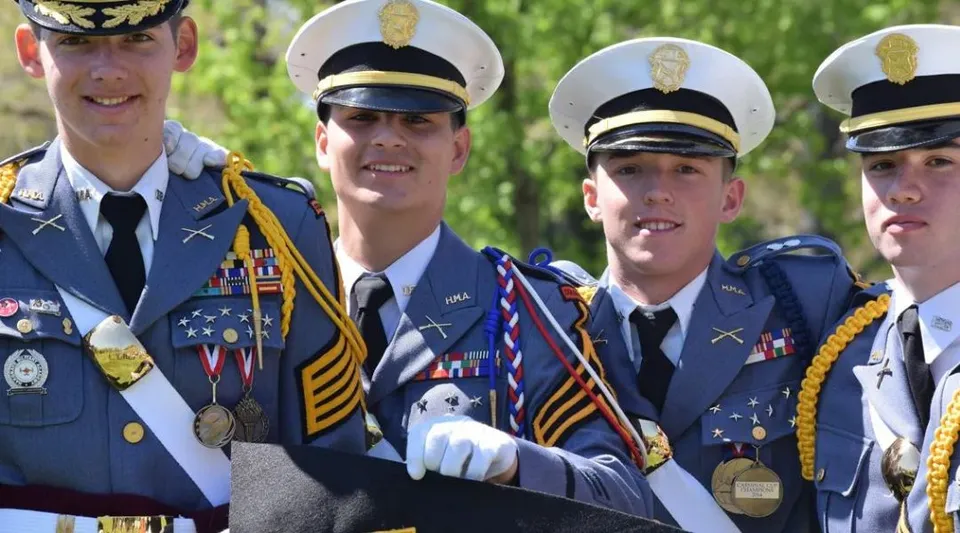 Militari in uniforme sono insieme all'aperto nel campus della Hargrave Military Academy.