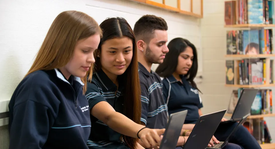 Gli studenti della Parafield Gardens High School si concentrano durante il lavoro al computer.