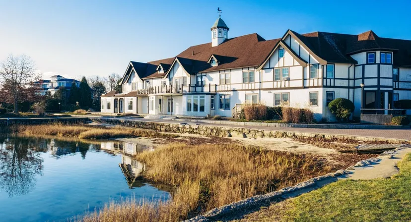 L'edificio in stile Tudor della Tabor Academy sorge in posizione pittoresca accanto a un laghetto ed è circondato dalla verde natura.
