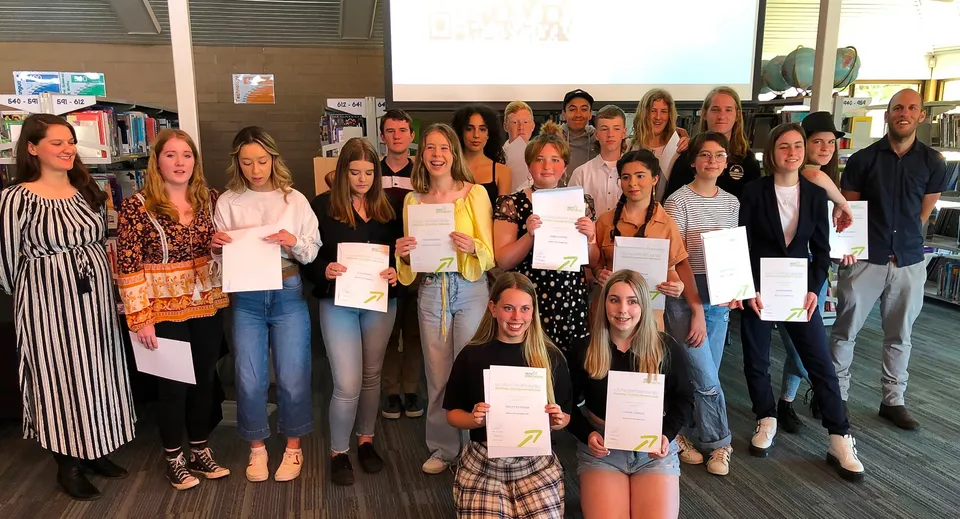 Studentesse della Hallett Cove School sono insieme in un'aula e tengono in mano dei certificati.