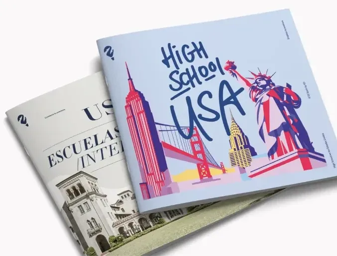 Dos ejemplares del folleto High School USA con la Estatua de la Libertad ilustrada en la portada