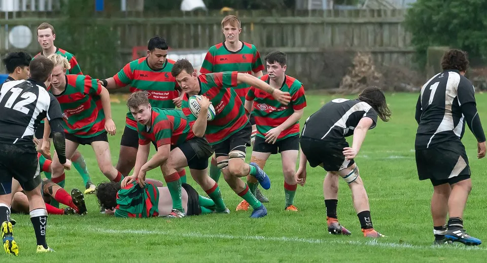 Un gruppo di giocatori di rugby in mischia sul campo sportivo dell'Onslow College.