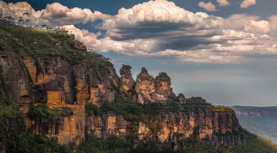 Spettacolari formazioni rocciose svettano da un'area boschiva vicino alla Menai High School.