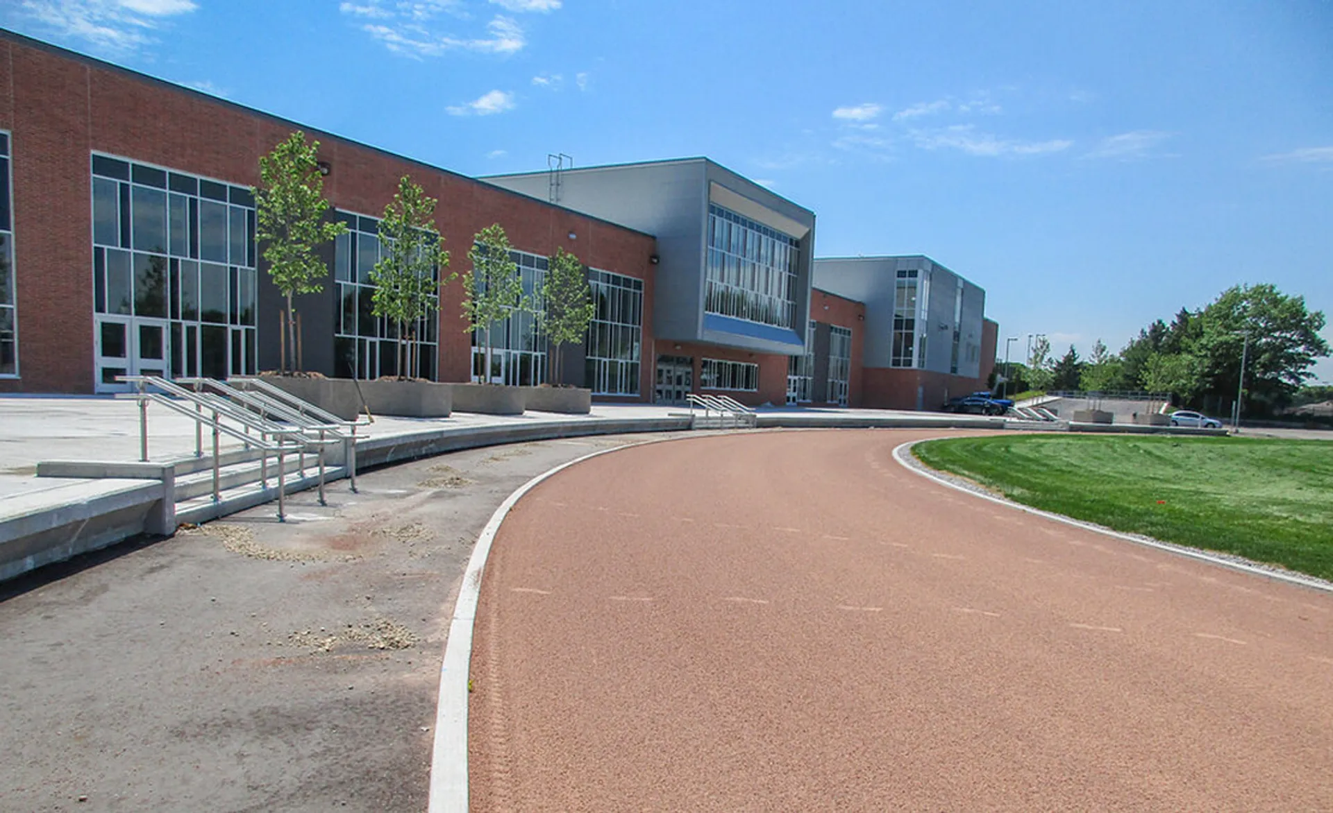 L'edificio moderno a più piani della Orillia Secondary School con un vialetto tortuoso e un prato ben curato.