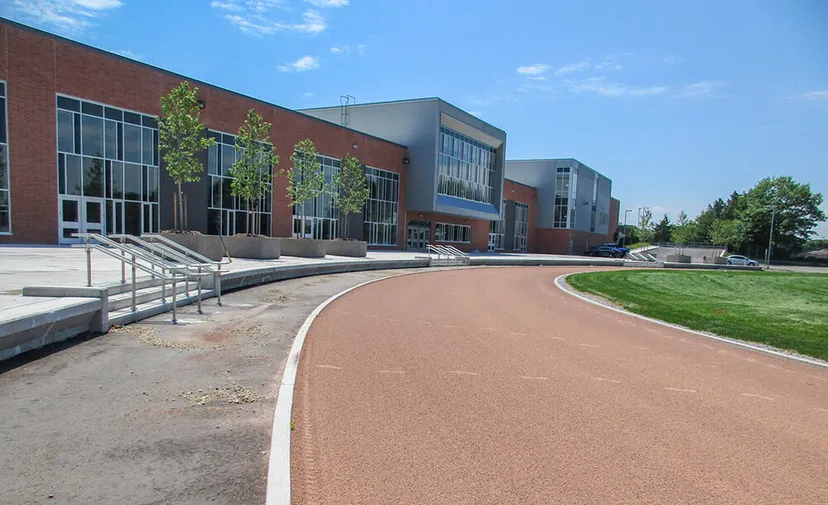 L'edificio moderno a più piani della Orillia Secondary School con un vialetto tortuoso e un prato ben curato.