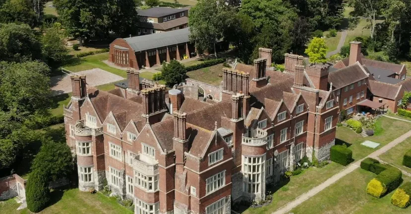 L'edificio storico della Beech Grove School è circondato da un verde lussureggiante.