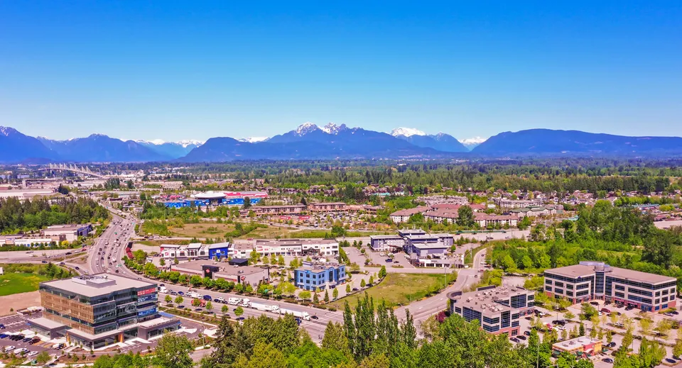 Il paesaggio montano con una città in primo piano mostra i dintorni della Langley Fundamental Middle and Secondary School.