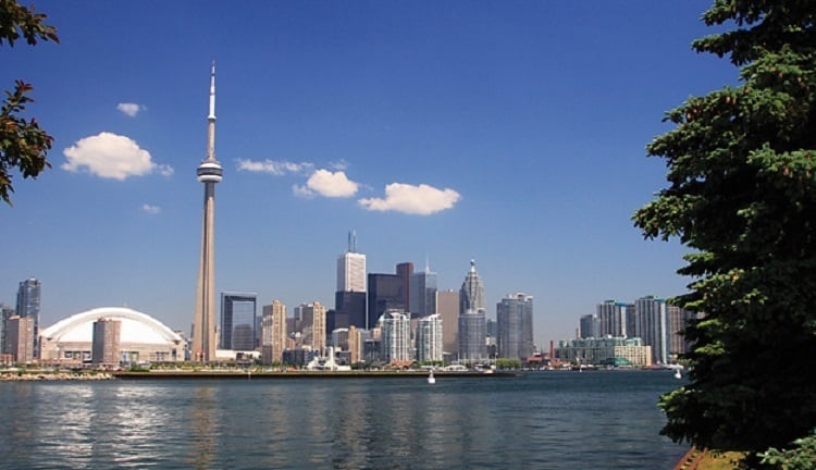 Skyline von Toronto mit dem CN Tower an einem sonnigen Tag, vom Wasser aus gesehen