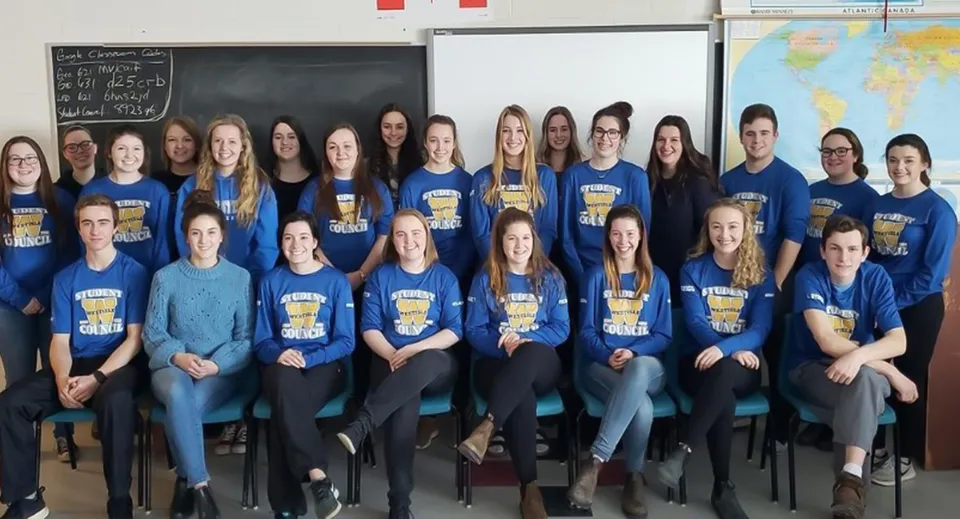 Studenti della Westisle Composite High School seduti in un'aula con una lavagna sullo sfondo.