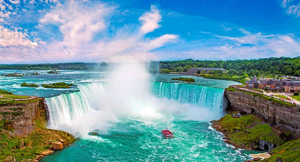 Una barca rossa naviga sotto una cascata in un paesaggio verde nel terreno del Stephen Leacock Collegiate Institute.