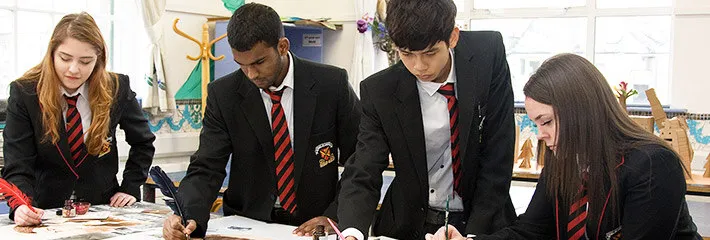 Dos estudiantes con uniforme escolar están de pie en un aula en el campus de CBS Westland Row.