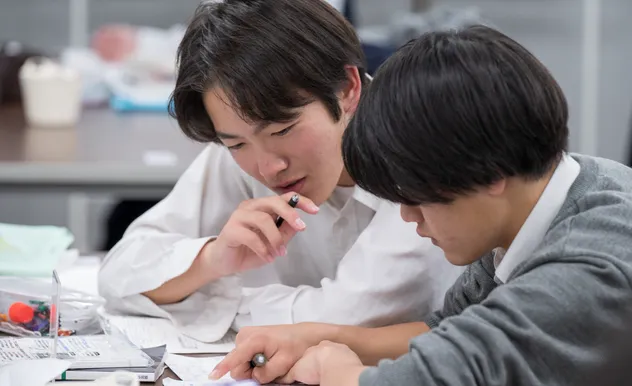 Zwei Schüler lernen gemeinsam am Tisch in Japan