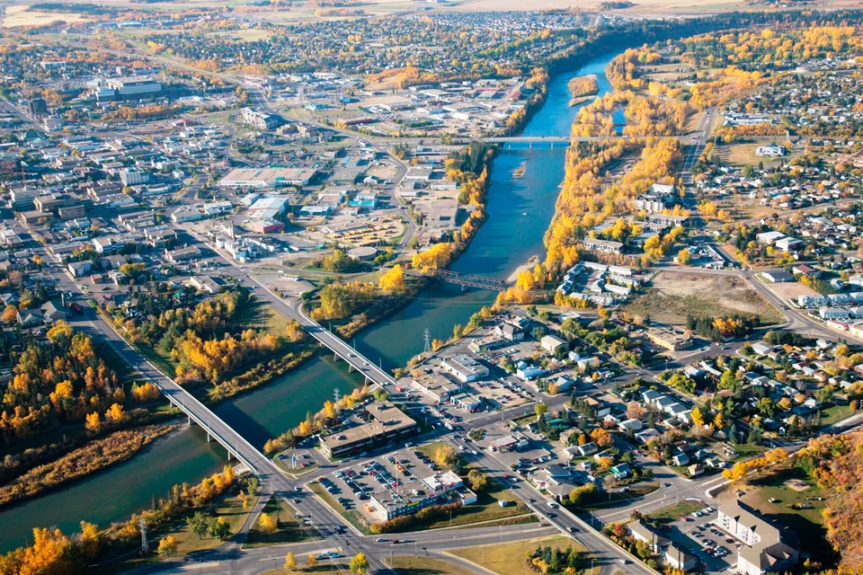Vista aerea della città di Red Deer in autunno, sede delle Red Deer Public Schools, con il fiume e i ponti.