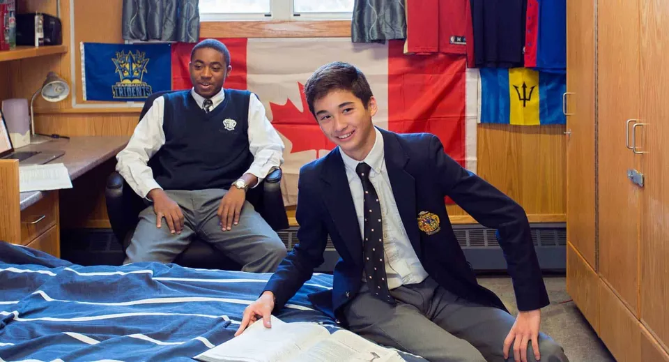 Due studenti del Ridley College in divisa scolastica siedono in una camera del convitto.