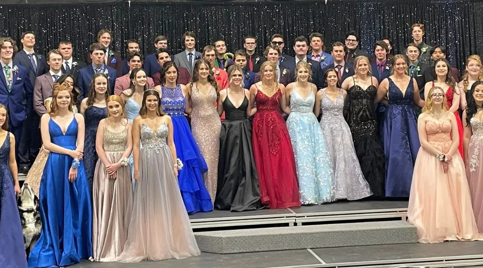 Un gruppo di persone in abito da sera si trova sul palco della Central High Sedgewick Public School.