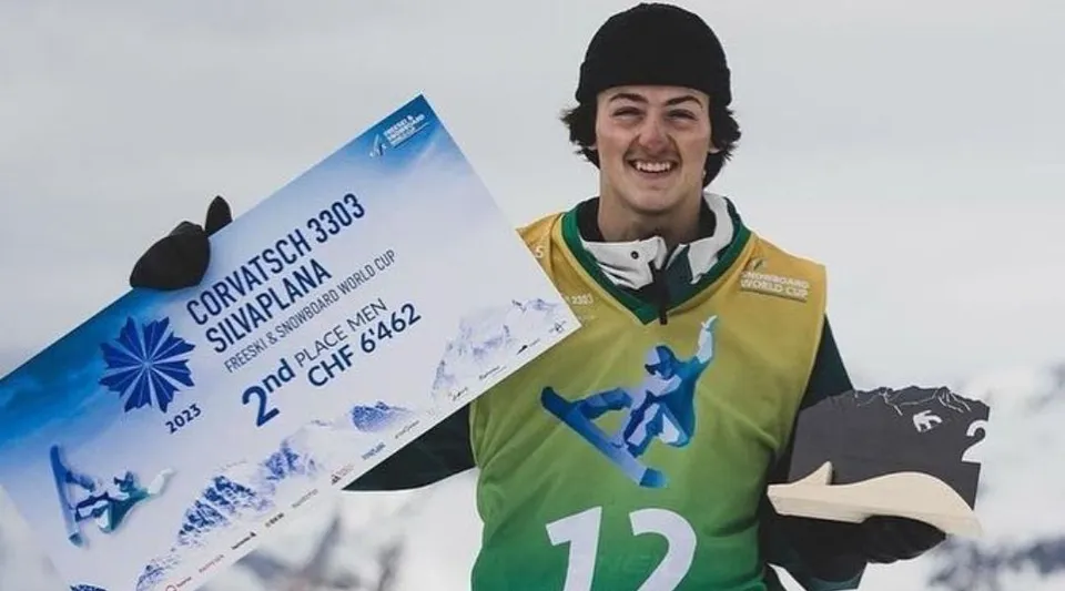 Uno studente della Gravenhurst High School tiene un cartello bianco e blu per la Canadian Ski Cup 2003.