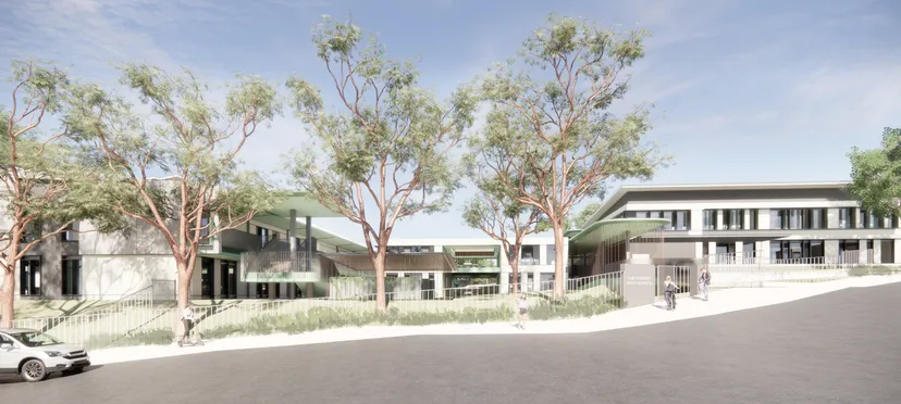 Il moderno edificio a più piani della The Forest High School è circondato da alberi verdi.