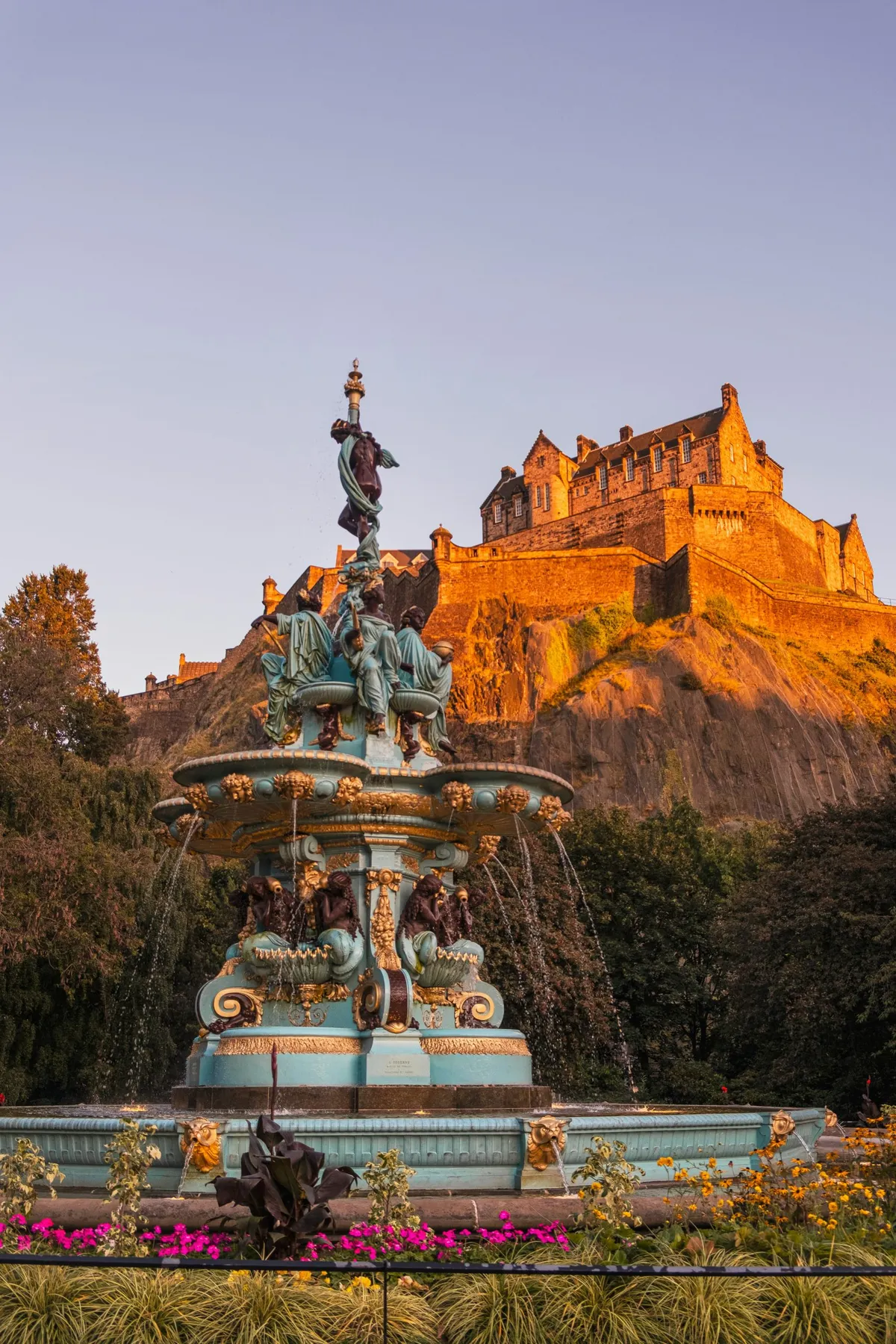 Il Castello di Edimburgo sulla rocca con la Ross Fountain e le aiuole fiorite in primo piano