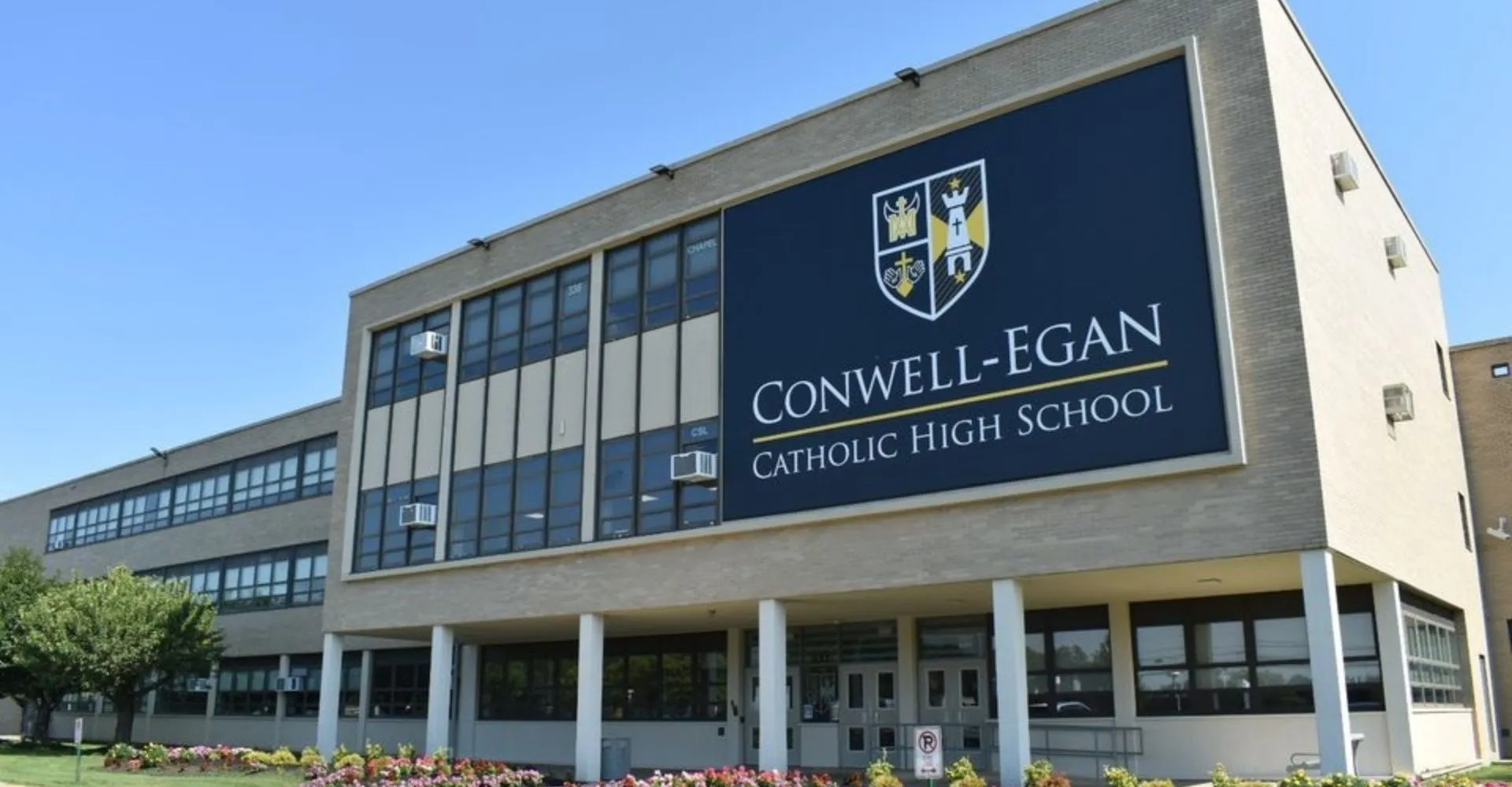 L'edificio scolastico a più piani della Conwell-Egan Catholic High School con un'insegna e un logo ben visibili.