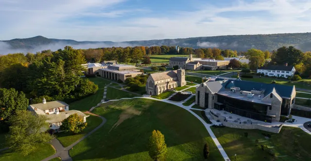 Il campus della Canterbury School con edifici storici e moderni immerso in un paesaggio collinare verde.