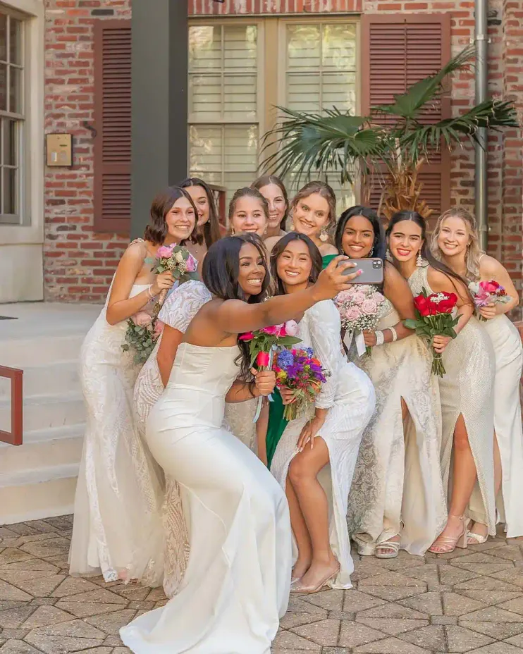 Gruppo di ragazze in abito elegante si fa un selfie prima del ballo di fine anno