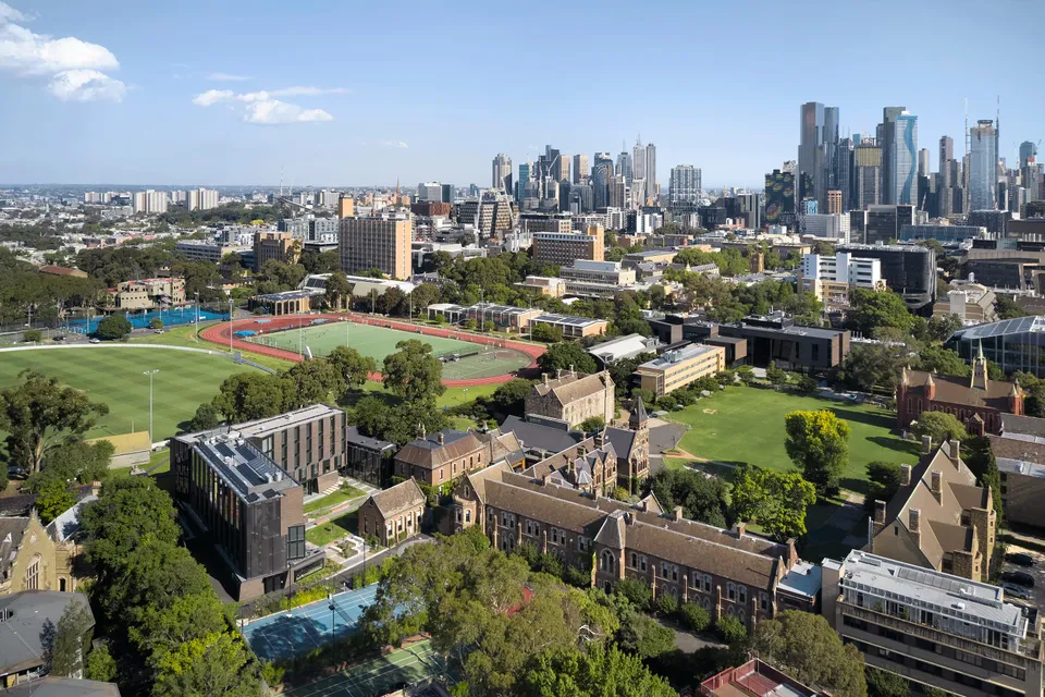 Il campus del Trinity College mostra un paesaggio urbano con edifici moderni, costruzioni storiche e impianti sportivi in primo piano.