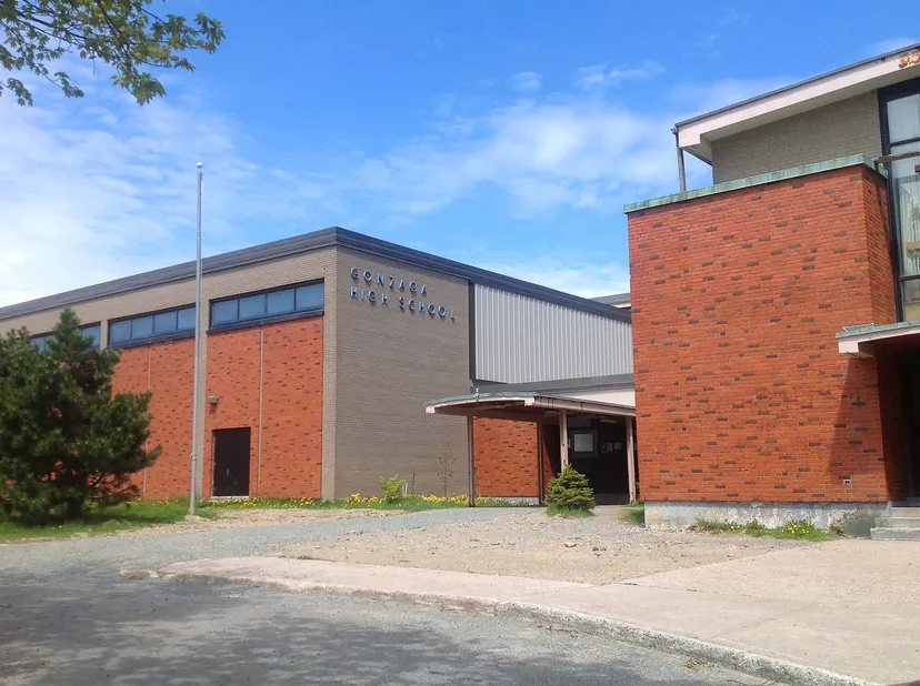 L'edificio moderno in mattoni della Gonzaga High School con un'ampia area d'ingresso e spazi verdi di fronte.